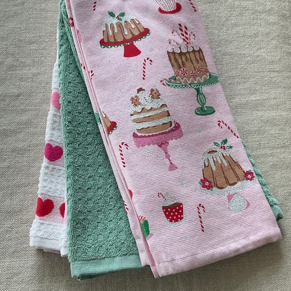 Cupcakes & Cashmere Festive Kitchen Towels - Pink and Green - Picture 6 of 7